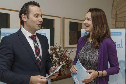 Carmen Hernando junto al director de Instituciones de CaixaBank en Castilla y León y Asturias, Alberto Navarro.-SANTI OTERO
