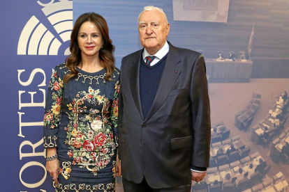 La presidenta de las Cortes con el hispanista Joseph Pérez.-ICAL