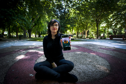 Laura Péz posa con la portada de su novela en El Paseo de la Isla. TOMAS ALONSO