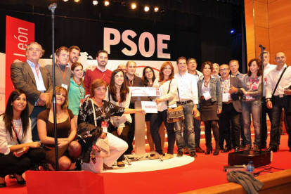 Imagen de la delegación de Burgos con el nuevo secretario regional del PSOE tras el congreso-ECB