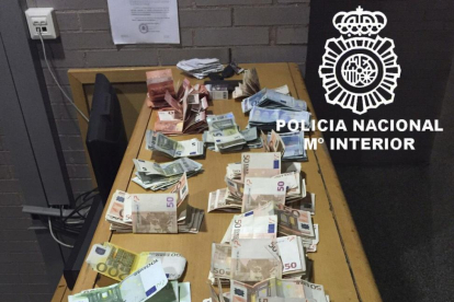 Material incautado al detenido.-ECB