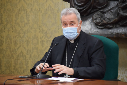 El arzobispo de Burgos, Mario Iceta, ayer durante una comparecencia en la Casa de la Iglesia. ECB