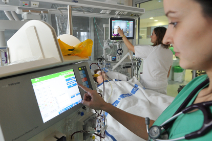 Dos sanitarias atienden a un paciente en el Hospital Universitario de Burgos. ISRAEL L. MURILLO