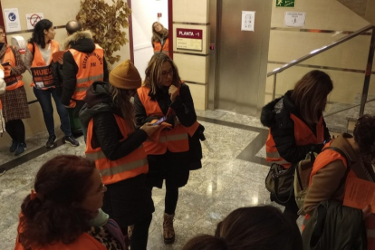 Trabajadoras sociales, en su primer día de huelga, en la puerta de la sala de prensa del Ayuntamiento de Burgos. ECB