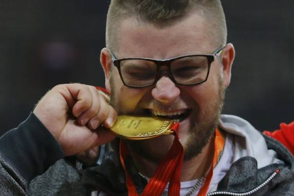 El atleta polaco Pawel Fajdek con la medalla de oro tras su victoria en la disciplina de lanzamiento de martillo en los Mundiales de Atletismo de Pekín 2015, el pasado 22 de agosto.-DAMIR SAGOLJ/REUTERS