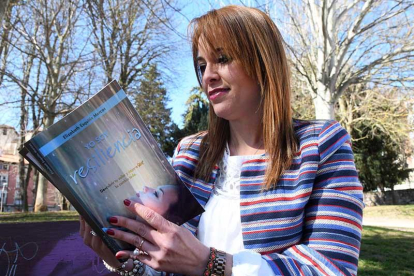 Elizabeth Esquitín, residente en Burgos desde hace 14 años, posa con su publicación.-ICAL