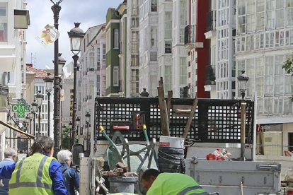 Una cuadrilla de peones realiza arreglos en la calle Laín Calvo. RAÚL G. OCHOA