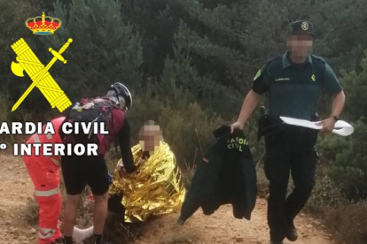 La Guardia Civil asiste a una peregrina de 60 años tras caerse de su bicicleta en el Camino de Santiago a su paso por Burgos. GUARDIA CIVIL
