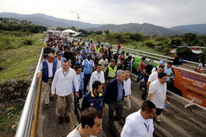 El alto comisionado de Naciones Unidas para los Refugiados  Acnur   Filippo Grandi  recorre el puente internacional Simon Bolivar  paso fronterizo entre Venezuela y Colombia.-EFE