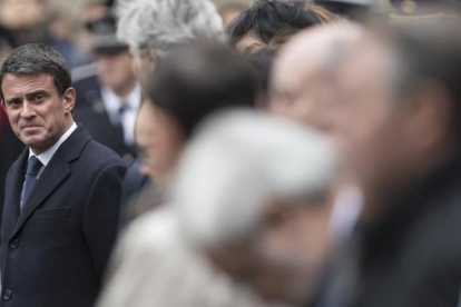 Manuel Valls asiste a una ceremonia por el policía asesinado en los Campos Elíseos.-IAN LANGSDON / EFE