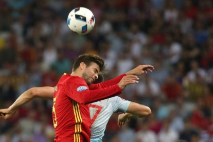 Piqué salta junto al turco Gonul en el duelo disputado en Niza.-EFE / OLIVER WEIKEN