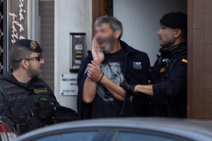Detienen a miembros de los CDR en Cataluña acusados de planear acciones violentas.-EFE / ENRIC FONTCUBERTA