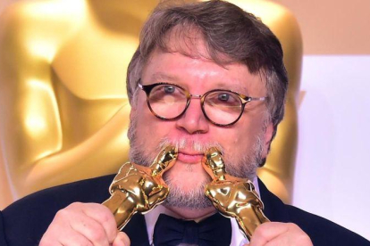 El director mexicano Guillermo del Toro, en la entrega de los Oscar, el pasado mes de marzo.-EL PERIÓDICO
