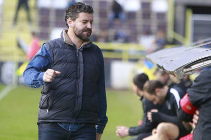 Fernando Estévez lamenta una de las ocasiones marradas por su equipo en el choque de ayer-Raúl G. Ochoa