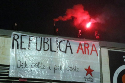 Estudantes de la UAB, rompen carteles con el mensaje de Régimen del 78.Estudantes de la UAB, rompen carteles con el mensaje de Régimen del 78.-ACN