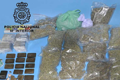 Droga incautada al detenido por la Policía Nacional.-ECB