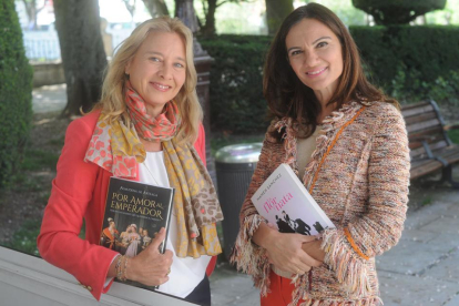 Almudena de Arteaga (i.) y Mamen Sánchez pasaron todo el día en el paseo del Espolón con sus últimas novelas en mano.-Israel L. Murillo