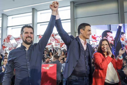 Luis Tudanca y Pedro Sánchez alzan sus manos en el acto de ayer en Burgos.-SANTI OTERO