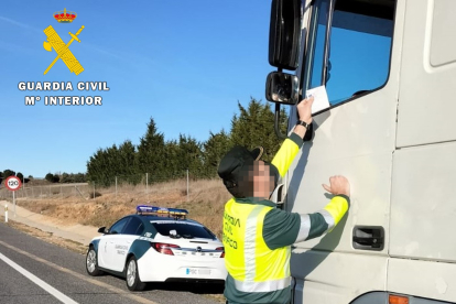 La Guardia Civil inspecciona los papeles de un camión