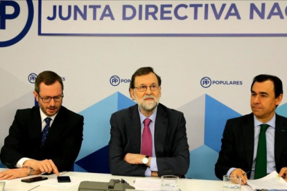 Mariano Rajoy, al inicio de la junta directiva nacional, entre el vicesecretario del PP Javier Maroto y el coordinador, Fernando Martínez-Maillo, este lunes en Madrid.-JUAN MANUEL PRATS