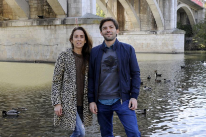 María Polanco y Francisco Cantero en la orilla del río Pisuerga a su paso por la capital vallisoletana.-PHOTOGENIC