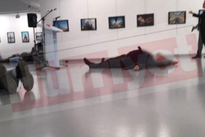 Fotografía difundida por el diario 'Hurriyet' en que se ve al embajador abatido en el suelo.-HURRIYET