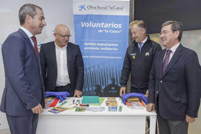 José Manuel Bilbao, Julio Velasco y César Rico con un kit de material escolar.-SANTI OTERO