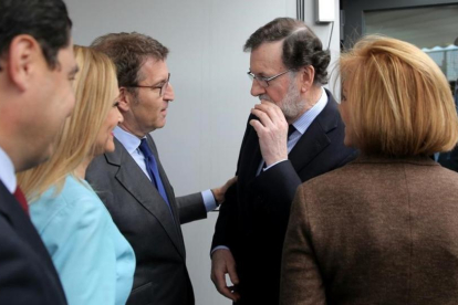Mariano Rajoy, con Alberto Núñez Feijóo, Cristina Cifuentes, Juan Manuel Moreno y María Dolores de Cospedal (de espaldas), este mediodía, en Génova, antes de la foto de familia.-/ JOSÉ LUIS ROCA