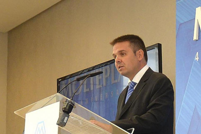 Ignacio Álvarez, director de la planta, en un momento de su intervención.-ICAL