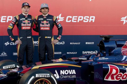 Max Verstappen (izquierda) y Carlos Sáinz, durante la presentación del coche de Toro Rosso, en Jerez de la Frontera, el 31 de enero.-EFE / ROMÁN RÍOS