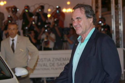Oliver Stone a su llegada al Festival de Cine de San Sebastián, la noche del sábado, donde presenta su última película 'Salvajes'.-JUAN HERRERO / EFE