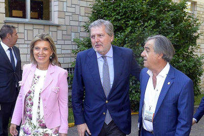 María José Salgueiro, Íñigo Méndez de Vigo y Graciano Palomo a punto de entrar en San Gabriel.-ICAL