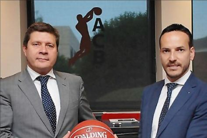 Nacho Martínez y Félix Sancho posan tras confirmarse la presencia delSanPablo en ACB, el 20 de julio de 2017.-ACB