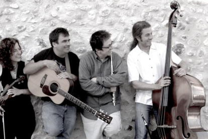 Blanca Altable (violín), Jesús Parra (guitarra), Carlos Soto (flautas) y Jorge Frías (contrabajo) son Folkíbero y Cía.-ECB