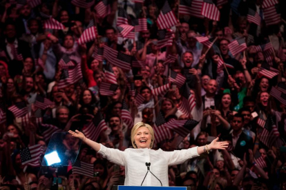 Hillary Clinton celebra su victoria en las primarias del martesm en Brooklyn.-AFP / DREW ANGERER