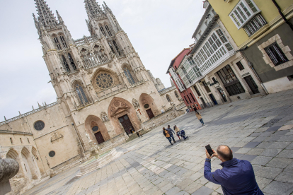 Un hombre hace una fotografía de la Catedral desde la Plaza de Santa María. SANTI OTERO