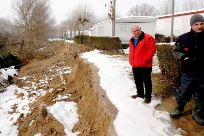 Ford (dcha. de la foto) explica que el Ebro se llevó casi cincuenta metros de ribera arrasando las conducciones de agua y sanitarios del camping.-G. G.