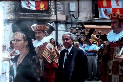 Emiliana Molero en su época de concejal en el equipo de Juan Carlos Aparicio, durante la procesión de El Curpillos. 