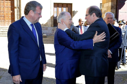 Javier Amoedo y Juan Vicente Herrera se saludan en presencia del alcalde de León, Antonio Silván.-ICAL