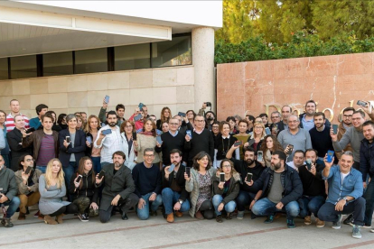 Los periodistas del Diario de Mallorca se concentran, este jueves, a las puertas del periódico en protesta por la incautación de material sobre el caso Cursach.-EFE