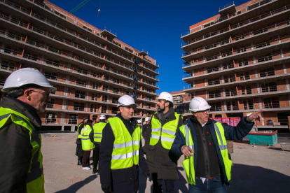 José Piedra, jefe de obra, explica al alcalde y al concejal de Urbanismo detalles de la edificación. TOMÁS ALONSO