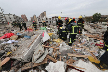 Equipos de rescate inspeccionan los escombros tras la explosión de una fábrica en China.-CHINA STRINGER NETWORK / REUTERS (REUTERS)