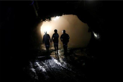 Trabajadores de una mina cerca de Pretoria, Sudáfrica.-REUTERS / SIPHIWE SIBEKO