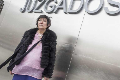 Mauricia Ibáñez, ayer, a la puerta del Juzgado justo antes de la vista oral contra la retirada de la tutela de sus hijos.-SANTI OTERO
