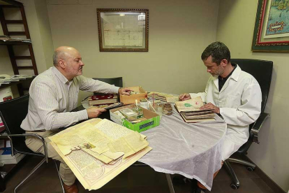 Juanjo García con Luis Miguel Muñiz, encargado de dar el toque final a las réplicas del manuscrito Voynich, antes de mandarlo al cliente.-RAÚL G. OCHOA