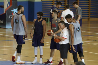 Marc Gasol (i), Ricky Rubio (2i), Fernando San Emeterio (c) y Sebas Sáiz, entre otros, durante un entrenamiento de la selección española de baloncesto en el Pabellón Triángulo de Oro en Madrid en preparación para el Eurobasket que comienza el 31 de agosto-EFE