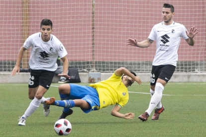 Javi Cantero y Adrián Cruz durante una acción del choque disputado ayer en Gran Canaria.-QUIQUE CURBELO