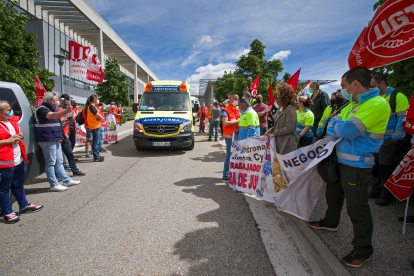 Los trabajadores del transporte de emergencias se manifestaron desde el HUBU hasta la Delegación de la Junta. TOMÁS ALONSO