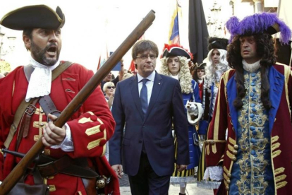 El 'president' Carles Puigdemont recibe a una representación de los Miquelets de Cataluña y de la Associació de Recreació Històrica La Coronela en el Palau de la Generalitat.-EFE / MARTA PEREZ