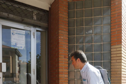 Gonzalo Arconada a su llegada a las oficinas del club.-RAÚL G. OCHOA